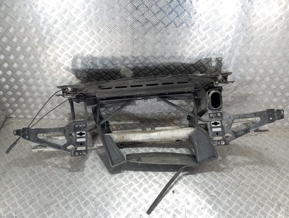 Передняя панель крепления облицовки (телевизор) к BMW 5 E60/E61 (02-07)