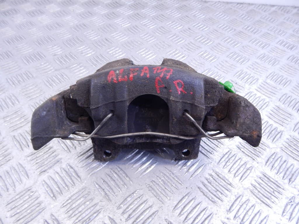 Суппорт передний правый к Alfa Romeo 147 (00-04)
