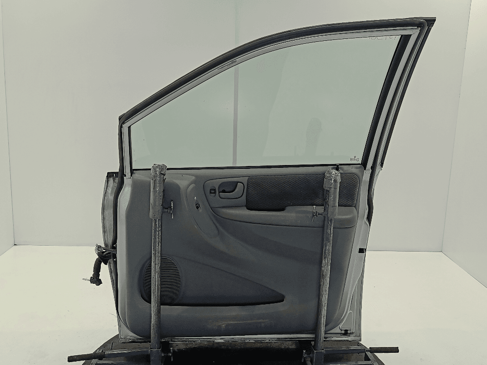 Дверь передняя правая к Chrysler Voyager 4 (01-04)