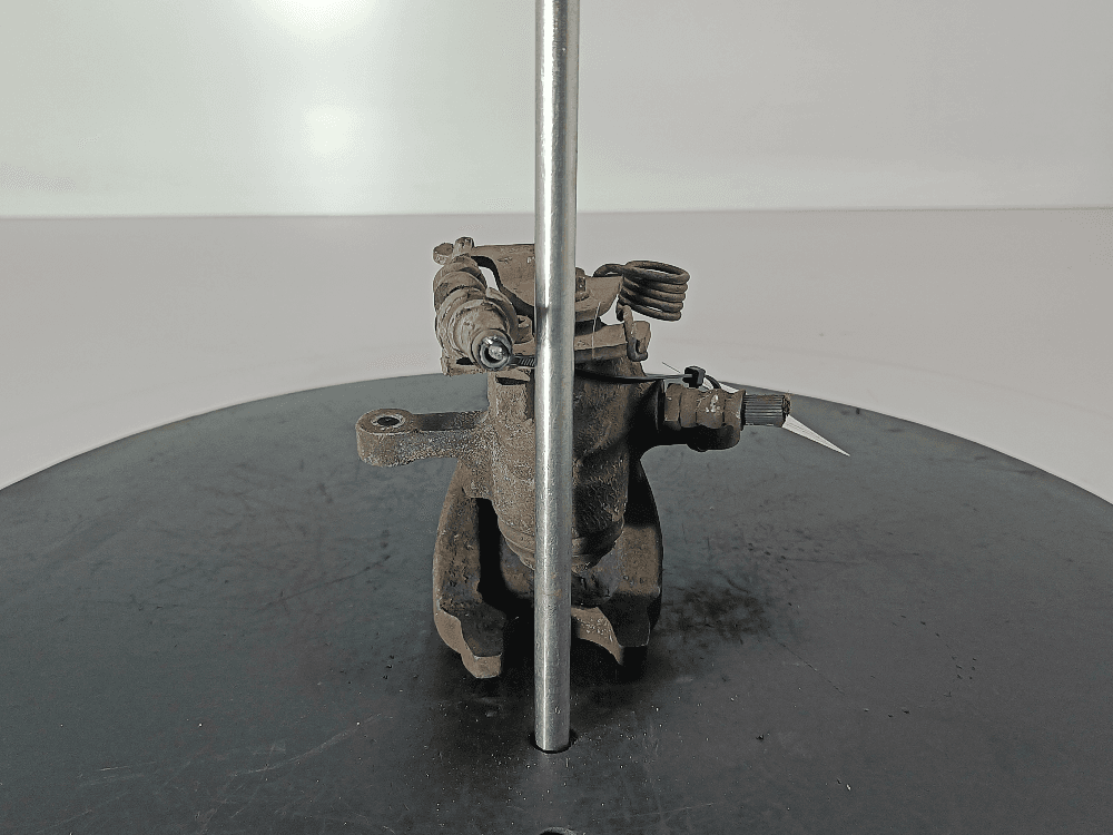 Суппорт задний левый к Mitsubishi Colt 6 (02-08)