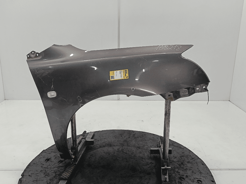 Крыло переднее правое к Toyota Avensis 2 (03-06)