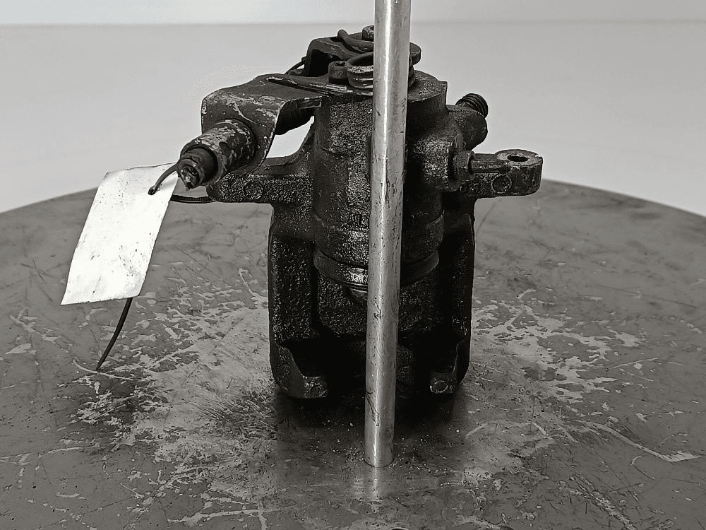 Суппорт задний левый к Peugeot 307 (01-05)