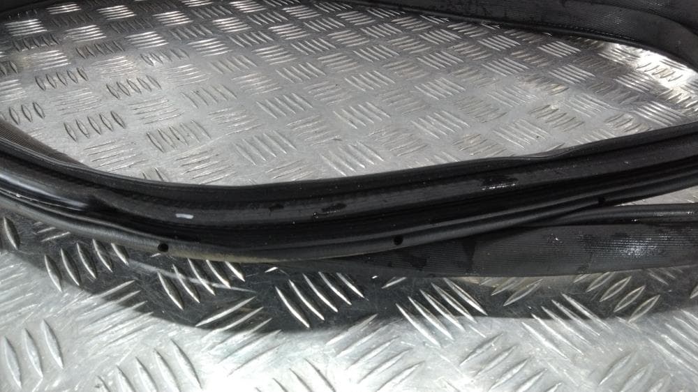 Уплотнитель двери передней правой к Jeep Grand Cherokee WL (21-24)