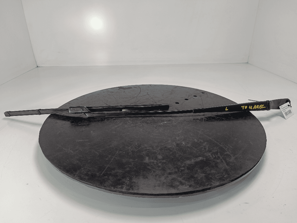 Щеткодержатель (поводок стеклоочистителя, дворник) к Volkswagen Touareg 3 (18-24)