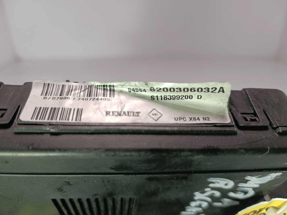 Блок предохранителей к Renault Scenic 2 (03-06)