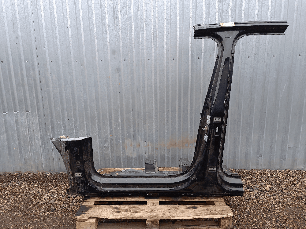 Стойка кузовная центральная левая к Volkswagen Touareg 3 (18-24)