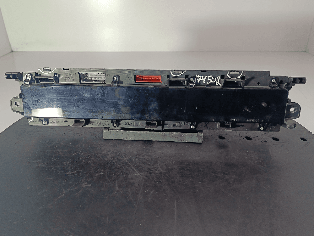 Щиток приборов (приборная панель) к Renault Scenic 2 (03-06)