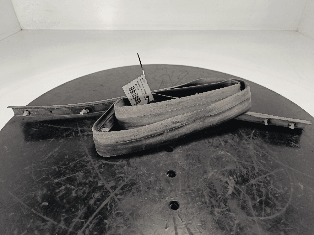 Уплотнитель двери задней левой к Volkswagen Touareg 3 (18-24)