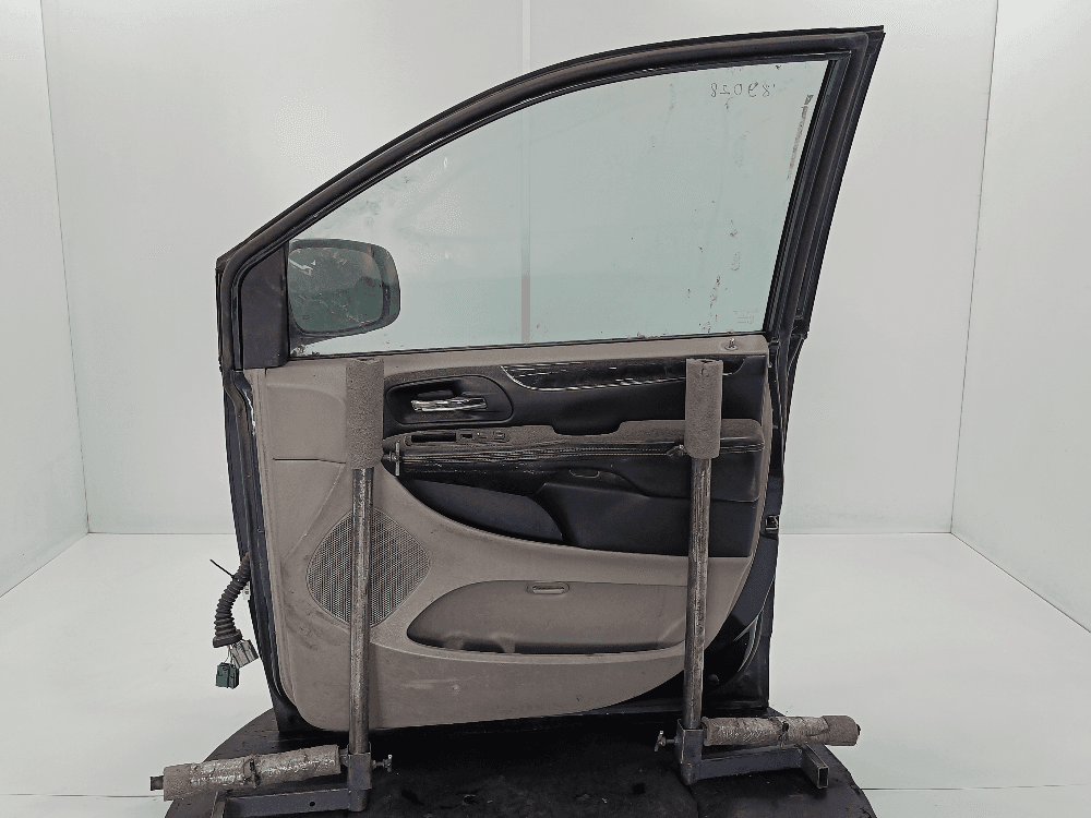 Дверь передняя правая к Chrysler Voyager 5 (08-11)