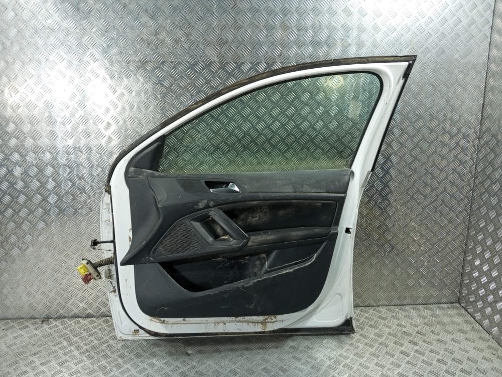 Дверь передняя правая к Peugeot 308 2 (13-17)