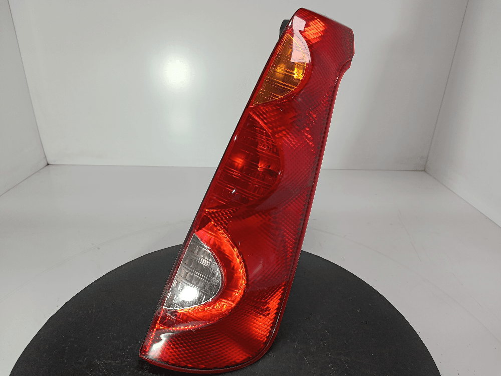 Фонарь задний правый к Nissan  Note E11 (05-09)