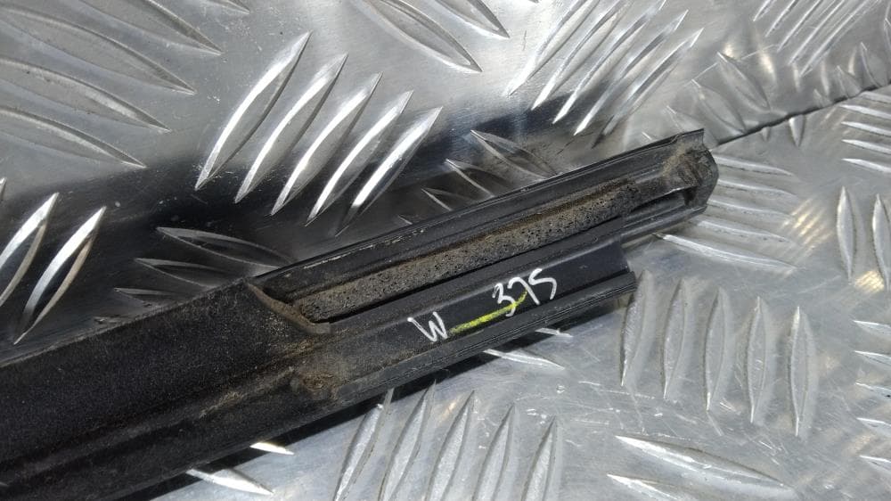 Молдинг стекла двери задней левой наружный к Jeep Grand Cherokee WL (21-24)