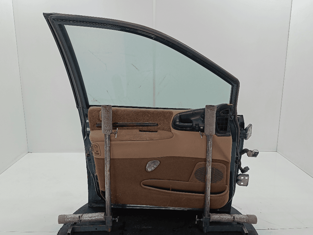 Дверь передняя левая к Chrysler Voyager 3 (95-01)