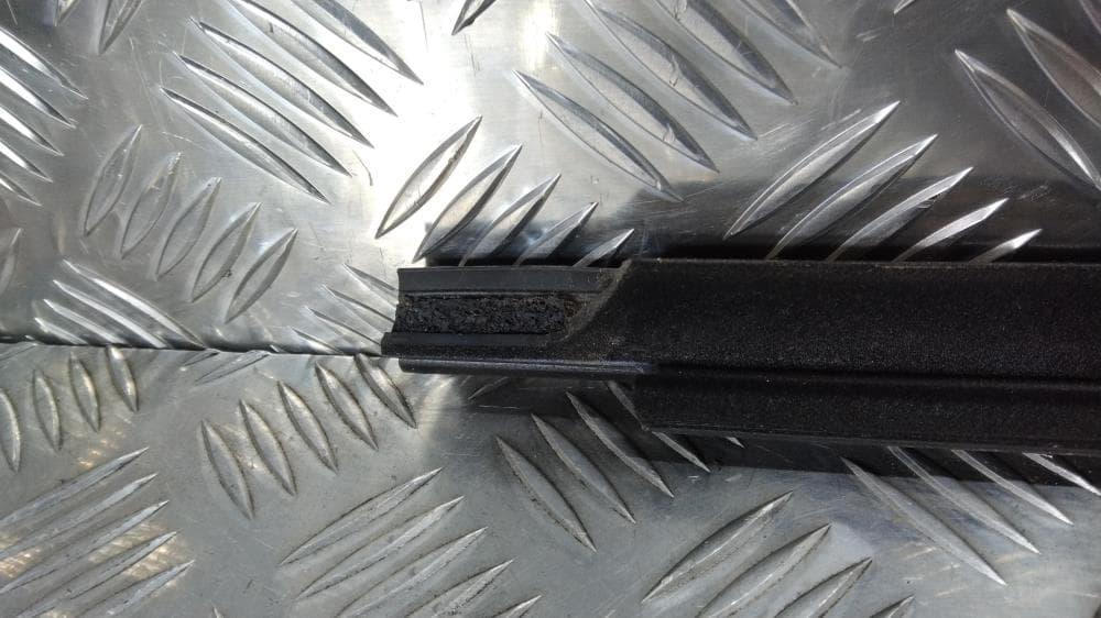 Молдинг стекла двери передней правой наружный к Jeep Grand Cherokee WL (21-24)