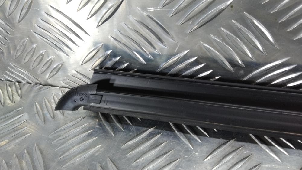 Молдинг стекла двери передней правой внутренний к Jeep Grand Cherokee WL (21-24)