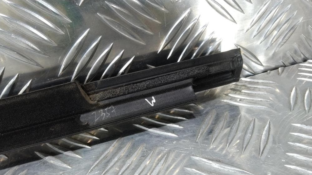 Молдинг стекла двери передней правой наружный к Jeep Grand Cherokee WL (21-24)