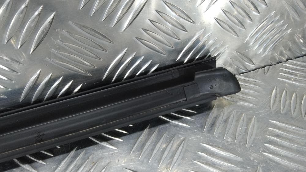 Молдинг стекла двери передней правой внутренний к Jeep Grand Cherokee WL (21-24)