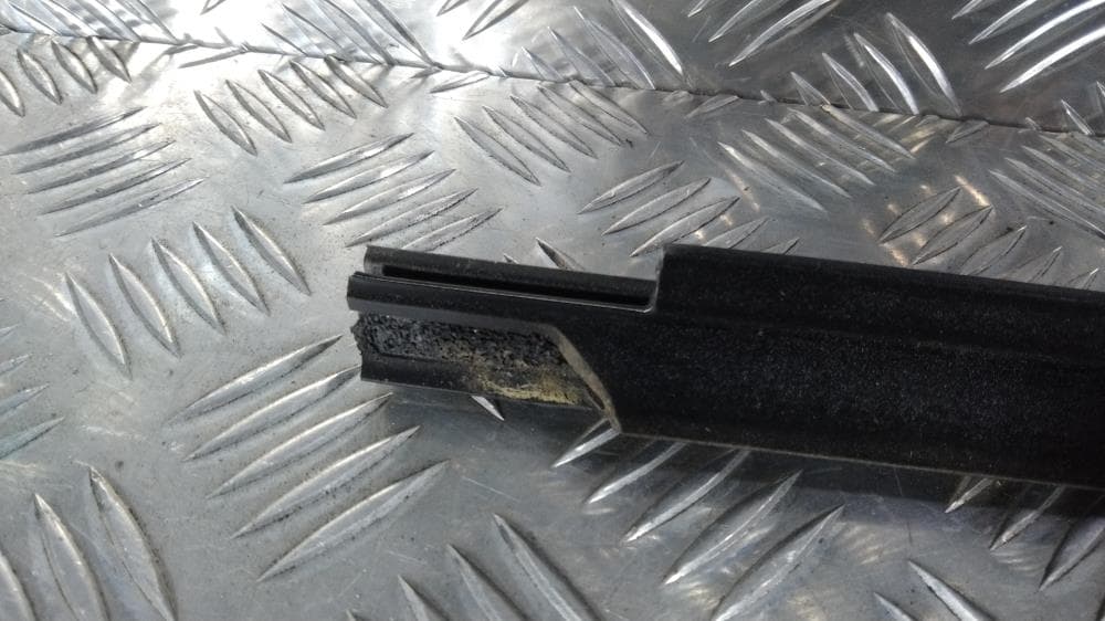 Молдинг стекла двери передней левой наружный к Jeep Grand Cherokee WL (21-24)