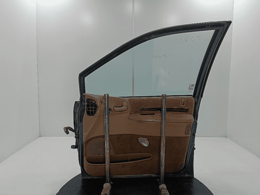 Дверь передняя правая к Chrysler Voyager 3 (95-01)