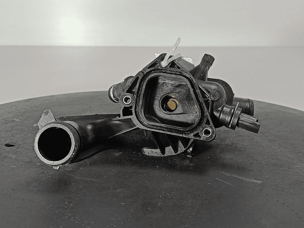 Корпус термостата к Peugeot 207 (06-09)