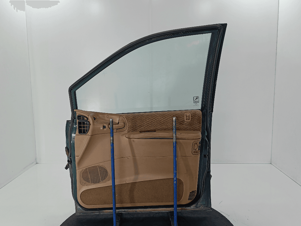 Дверь передняя правая к Chrysler Voyager 3 (95-01)