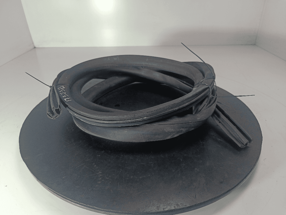 Уплотнитель двери передней левой к Volkswagen Transporter T5 (10-15)