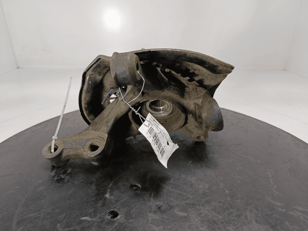 Кулак поворотный правый к Toyota Voxy R60 (01-07)