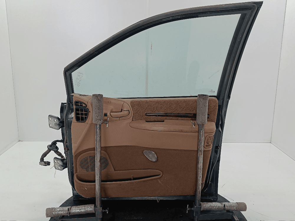 Дверь передняя правая к Chrysler Voyager 3 (95-01)